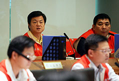 為防範颱風災情再發生，台北縣長周錫瑋（後左）二十九日主持防災會議時宣示，將要求農業、工務及水利單位全面檢討老丙建等山坡地開發及違建問題。//中央社