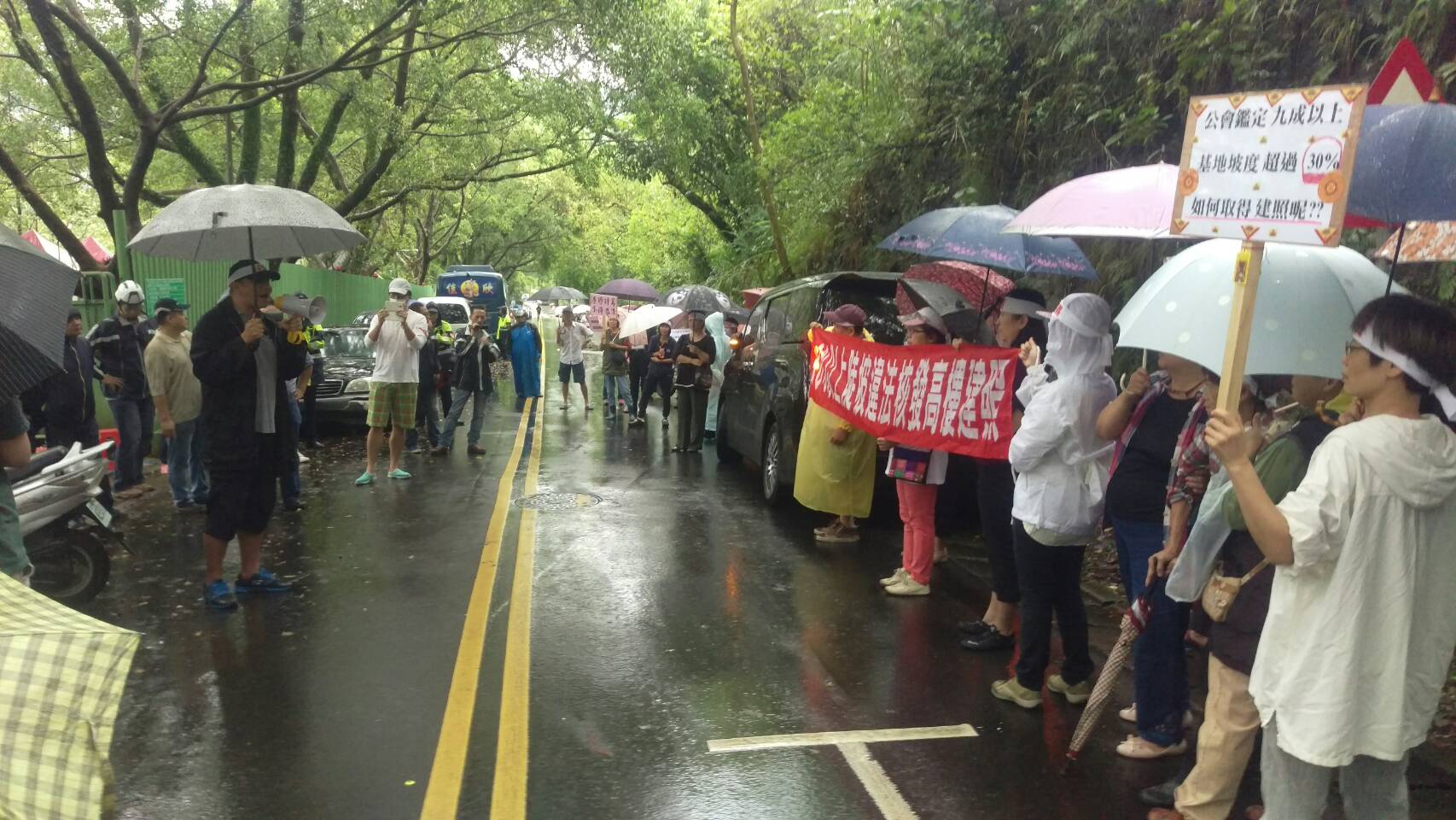 在場外高喊抗議口號的居民們，在大雨中站了近兩個小時，好幾個老前輩年過八十，下雨也前來捍衛家園。綠色隧道的大榕樹，為小城居民遮風擋雨，顧坡護土數十年。山谷公園是許多居民從小的回憶。居民表示，會持續抗議，捍衛家園的安全，不排除會再次到新北市政府前陳情抗議。