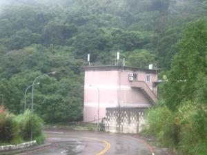 位在新北市新店區擁有四千居民的達觀社區，因位處山區，須以抽水馬達中繼水源供住戶使用，但社區中的A1區，因與建商糾紛拒繳抽水馬達電費，讓台電斷電。